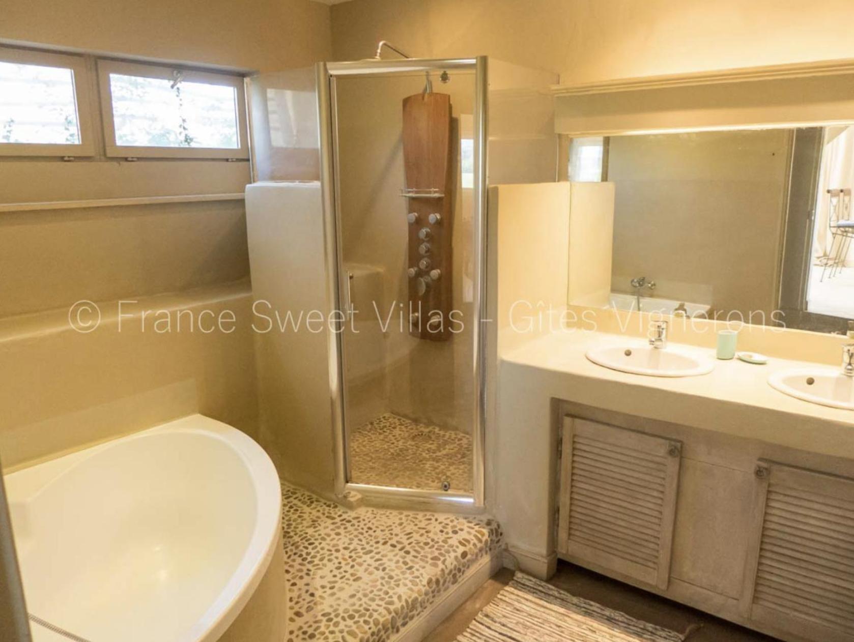 Suite Ou Chambre Privee A La Forge Des Cypres Loupia Luaran gambar